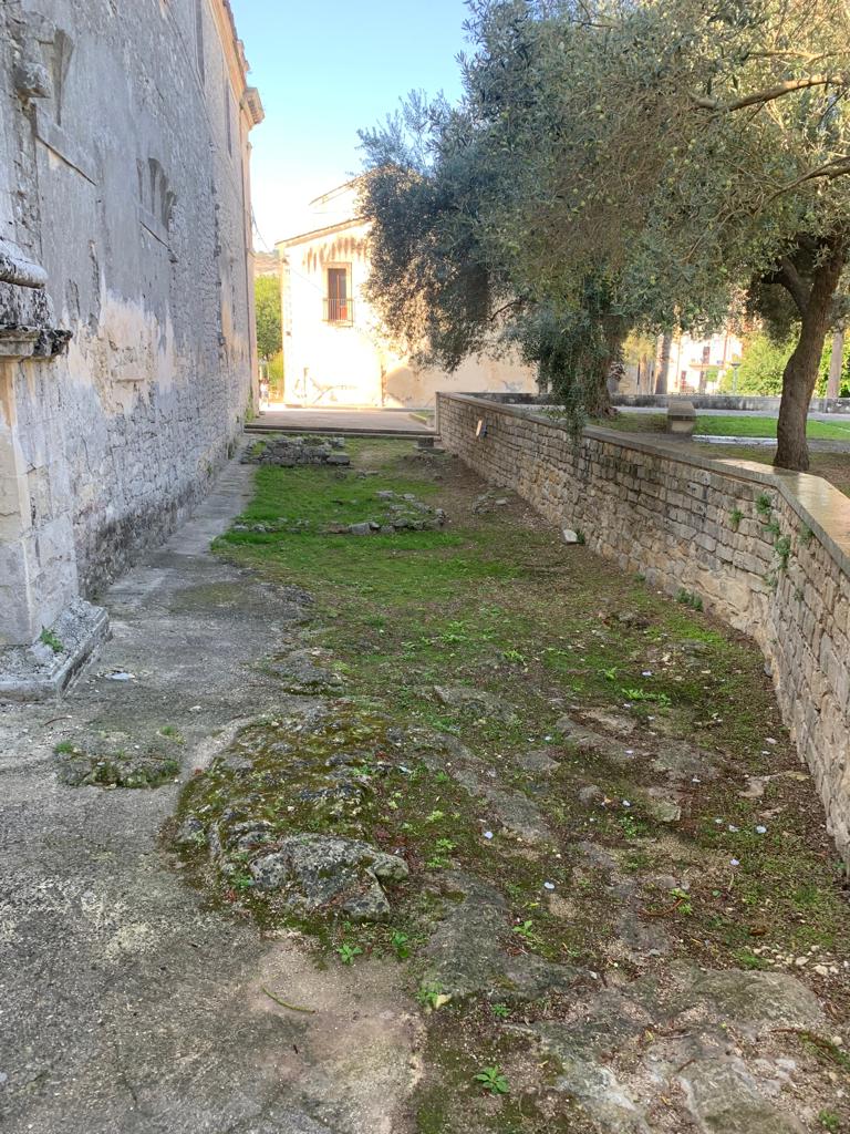 Scerbatura delle aiule laterale della chiesa di S.Giacomo e taglio dei rami secchi del bosso