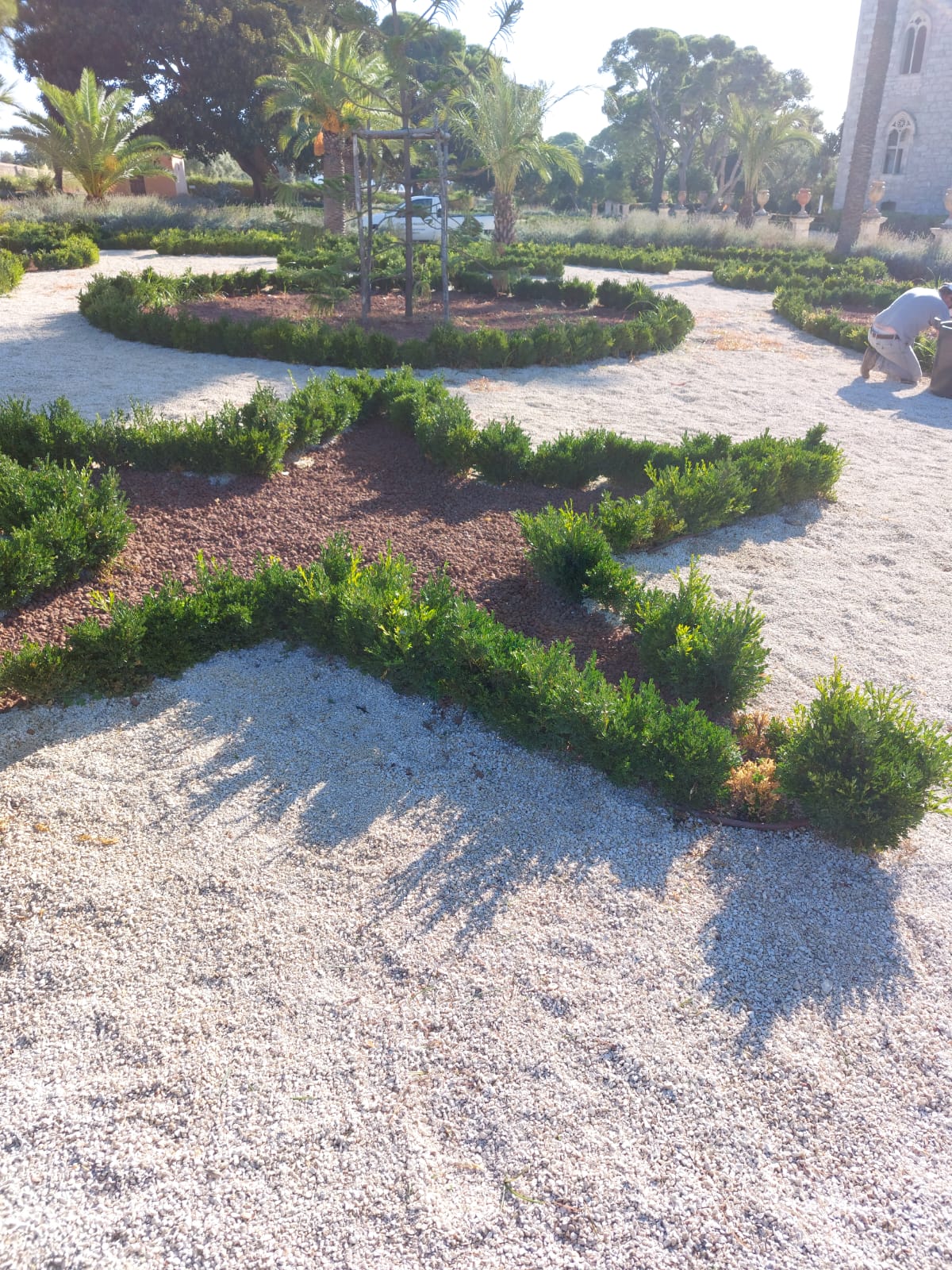 Completata la scerbatura manuale in tutto il parterre - Castello di Donnafugata